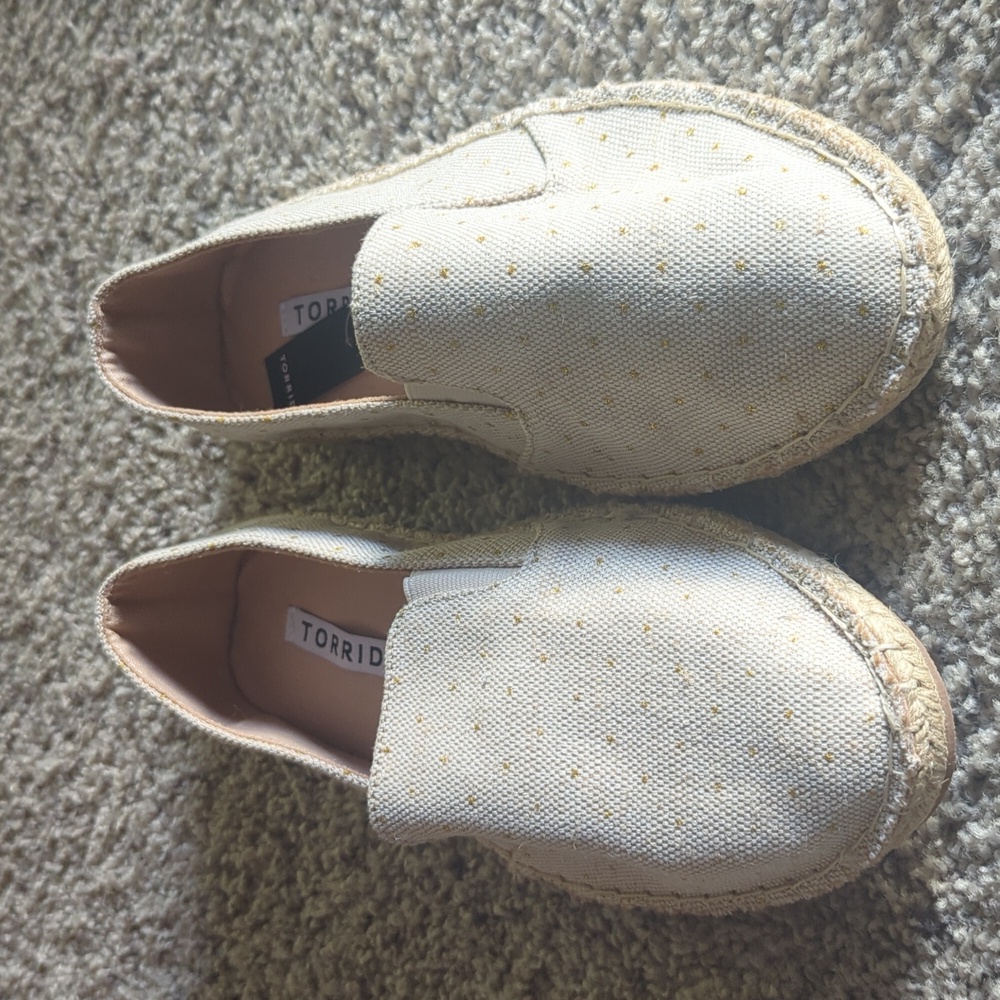 NWT Torrid Gold Polka Dot Espadrille Flats Size 9
